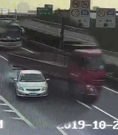 高速上小车实线变道后突然停在路中央，后方半挂车和一载有35名乘客的大客车接连遭殃！司机辩解：我只是慢下来了……
