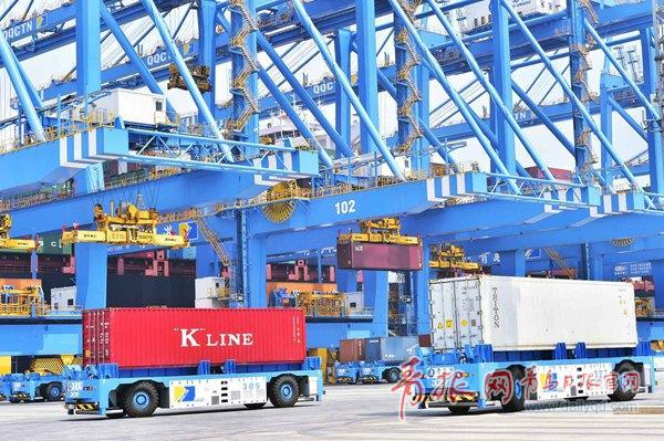 青岛港自动化码头 全球首次实现陆侧全自动收箱