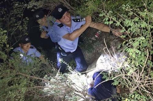 6岁儿童突然坠崖，长清公安、消防、医疗及当地干部群众紧急救援