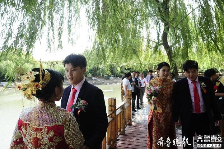 高密三胞胎同时结婚，十年前高考考出“连号分”！还期待同时生娃