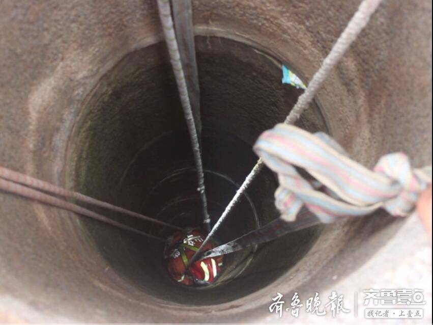 菏泽一名七旬老人不慎坠井，消防员倒挂入井营救