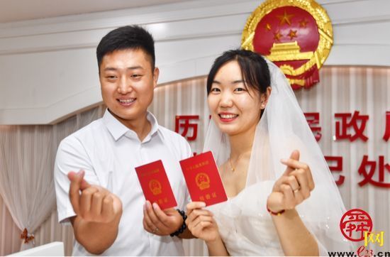 全国第一张跨省通办的结婚证在济南发出钻石婚夫妇为其颁证