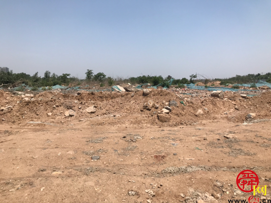 【啄木鸟在行动】历城区工业北路凤萧路交叉口西侧有渣土防尘网覆盖不全