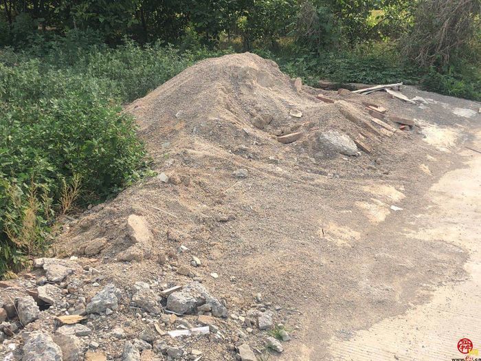 【啄木鸟行动】市中区小郑庄村渣土随意堆放路边