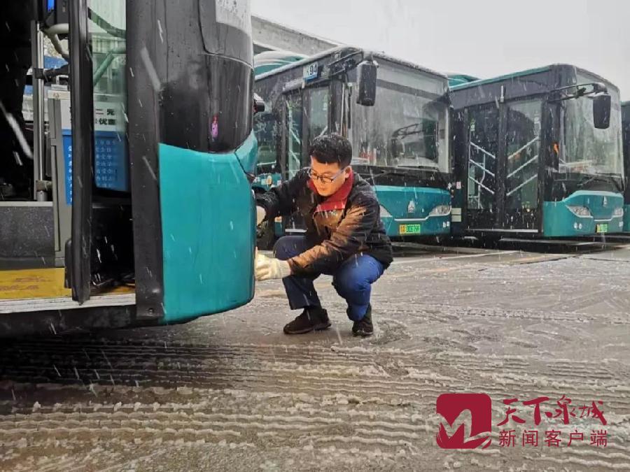 文明济南经得起大雪检阅 因为有人一直在行动