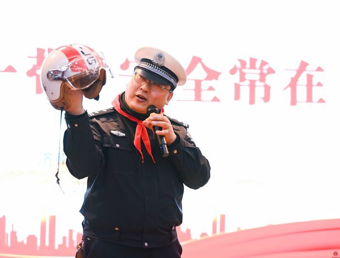 交通宣传学雷锋 志愿服务我先行 ——济南市纬二路小学学雷锋文明交通志愿服务活动