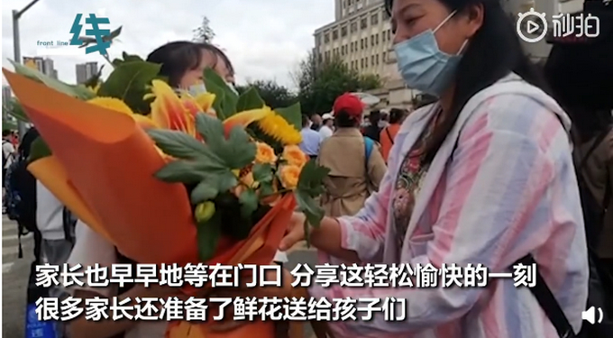 可可爱爱！爸爸手拿小花花等孩子出考场：别人有的我娃也得有