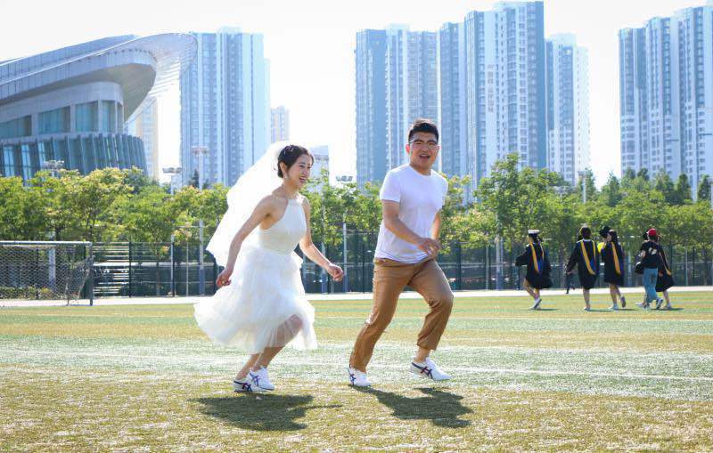 记录幸福瞬间：情侣毕业四年重返母校拍婚纱照