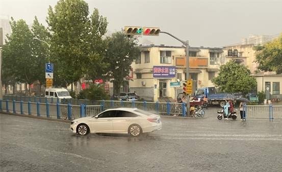 晚高峰济南局地突降急雨，请注意交通安全！