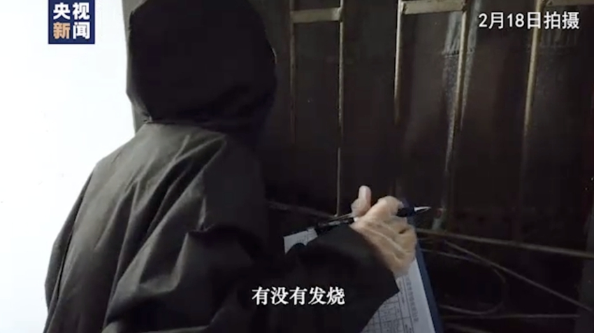 武汉Vlog丨背40斤消毒水爬9层楼 体验武汉社区网格员的一天