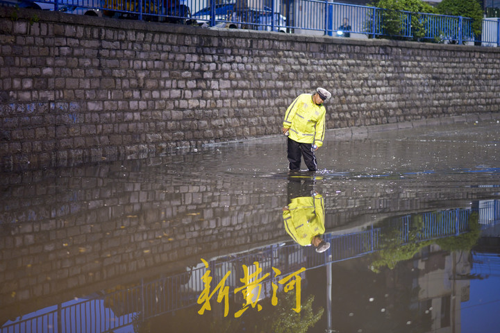 局部暴雨实施交通管制  多部门联动疏导交通加速排水