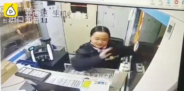 成年人的世界没有容易二字！大叔深夜坐马路中崩溃哭诉，连说”生活太难太累”