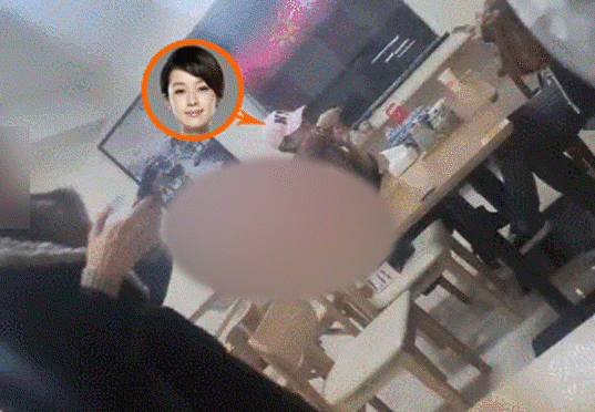 马伊琍街头现身一言不发，携助理路边吃小店太节俭