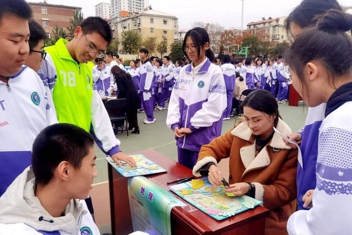 济南中学“人生模拟场”生涯体验日，学生“遇见”未来