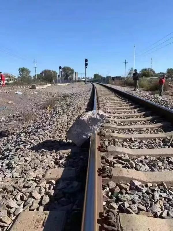 大爷狂奔救下火车 真相曝光令人震惊!