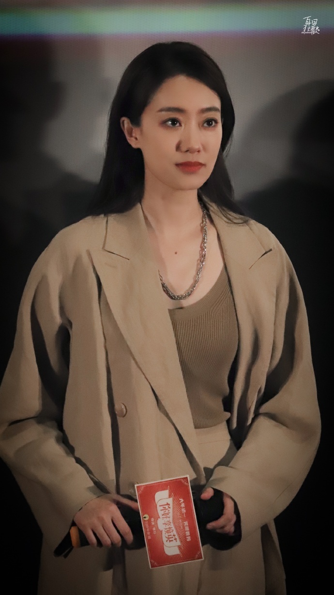 张小斐下班图好美！长发披肩温柔甜美