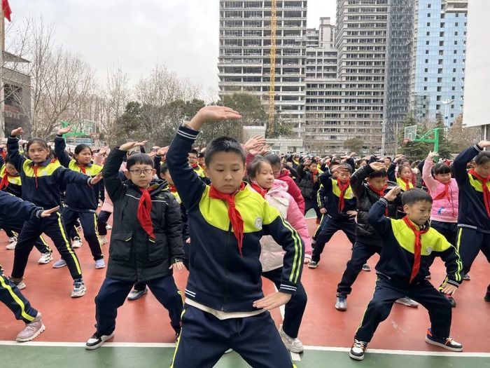 济南市德兴街学子带你一起学习八段锦