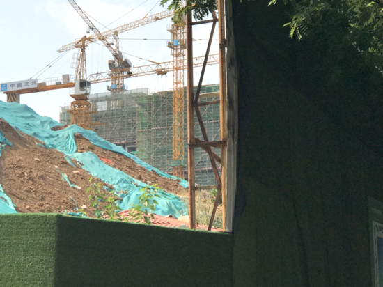 【啄木鸟在行动】历下区奥体中路贤文世家附近渣土堆覆盖不全