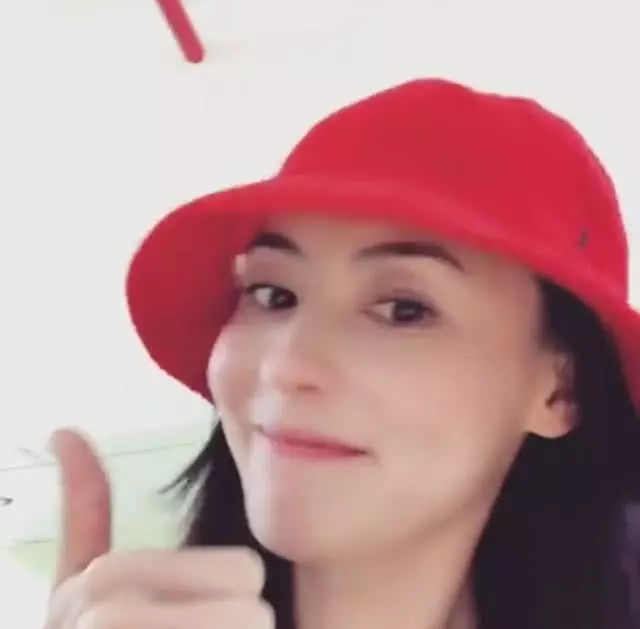 张柏芝偷拍儿子打羽毛球被发现 小Q双手抱臂一脸傲娇