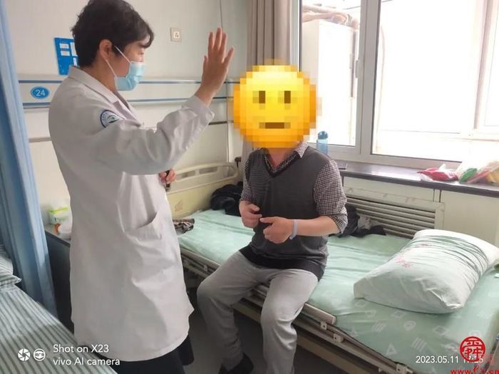 58岁男子仅能看到一米左右！济南市二院眼科专家成功为其实施白内障手术