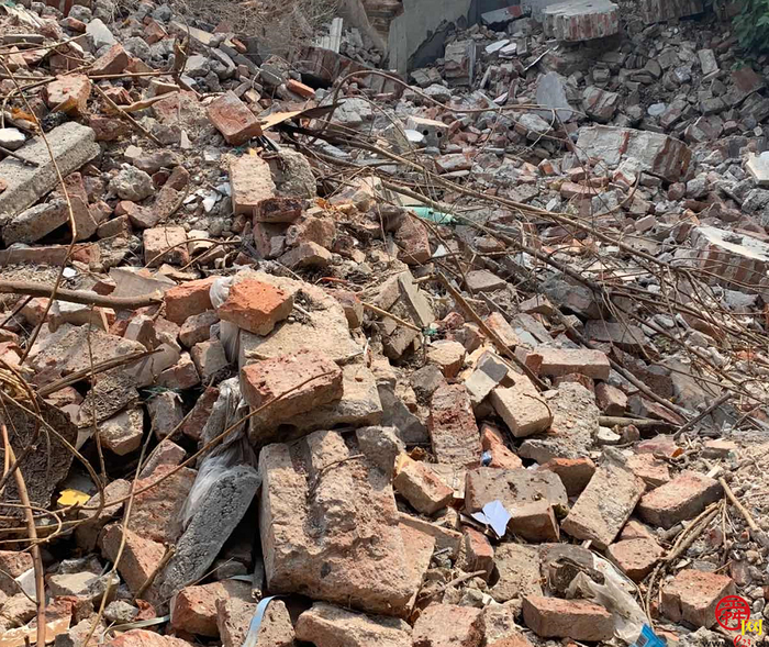 【啄木鸟在行动】章丘区汇鑫便利店附近建筑垃圾未覆盖