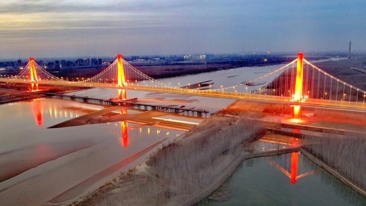 凤凰飞舞夜色璀璨