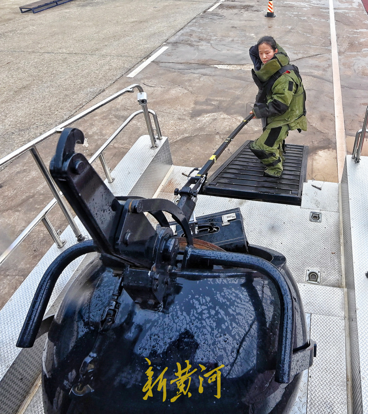 济南80后女排爆手 每天穿70斤排爆服训练4课时