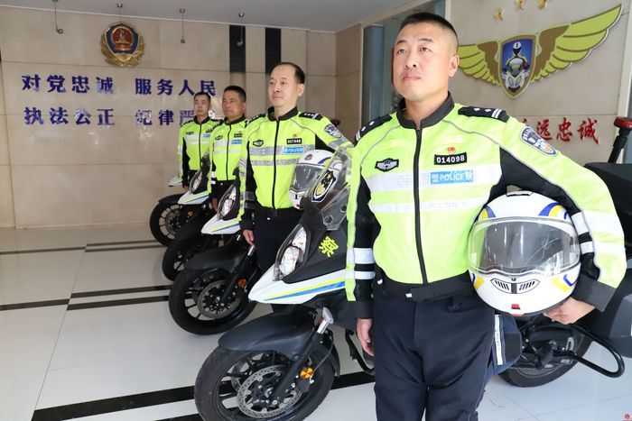 山东好人济南市公安局交通警察支队城市高架路大队：“你只管踩油门，剩下的交给我们”