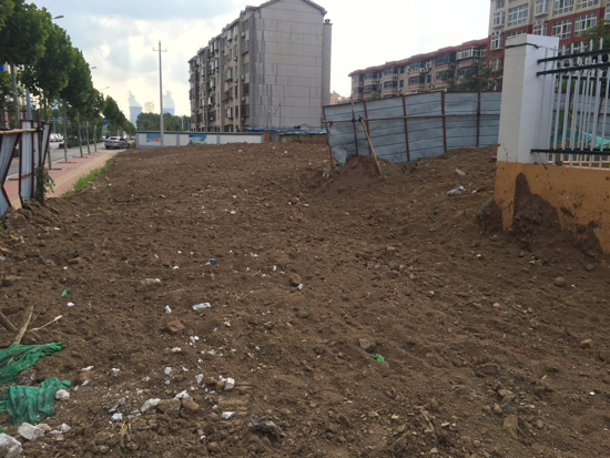 【啄木鸟在行动】铁厂北路东都尚城北门对面区域有大片裸土