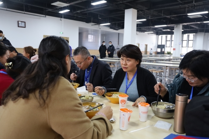 一张餐桌连接家校：食堂里的“实验对话场”