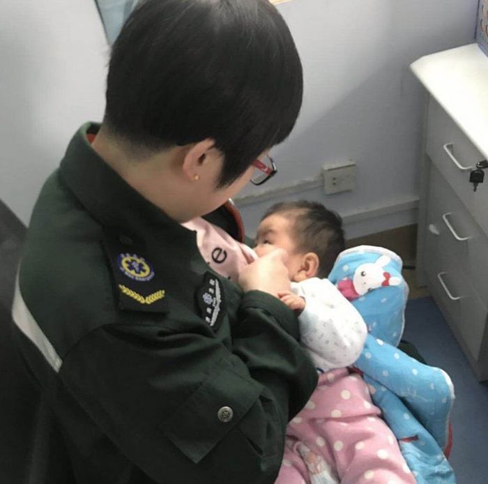 美！商河白衣天使解衣为患者小孩哺乳！