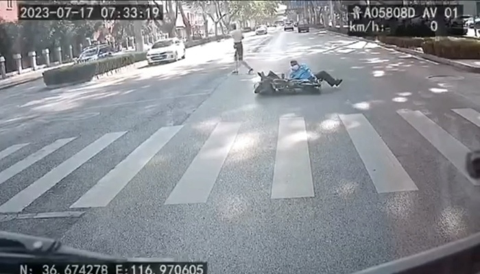 济南众人协力抬车救人，目击者：救人场面很震撼，很感动