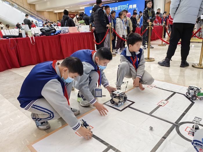 第十九届济南市青少年机器人竞赛成功举办