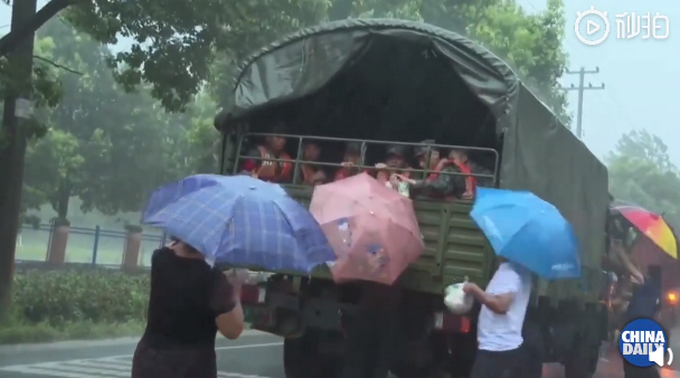 百姓冒雨追车送抗洪战士熟鸡蛋|热泪盈眶！百姓冒雨追车送抗洪战士熟鸡蛋，镜头记录感人一幕！