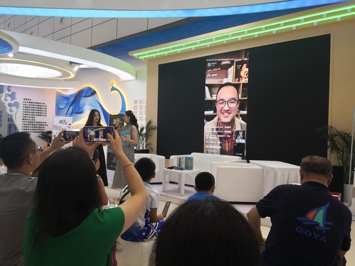 一本设置了多个“机关”且获得了两项专利的“奇书” 《猎海日志》图书分享签售会举行