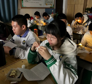 山大附中瀚阳学校学生集体度过十四岁生日