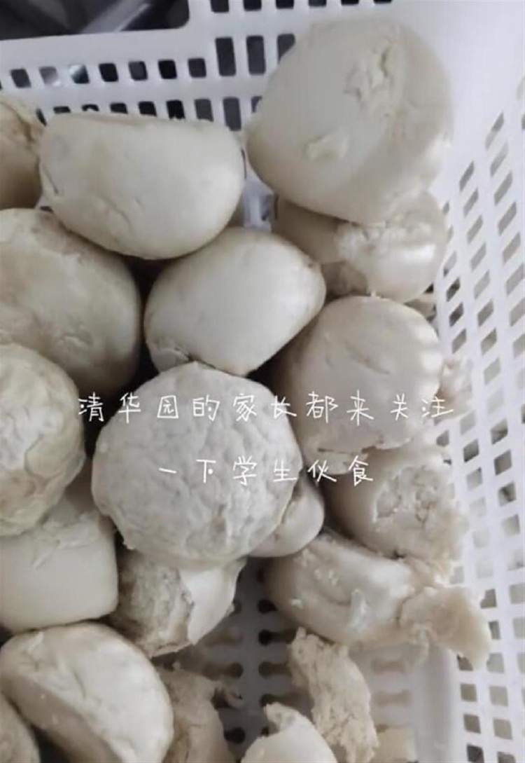 河南一学校把变质馒头给学生吃?官方:是学生餐后残留 校长停职