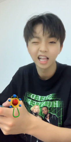 陈立农用宝宝滤镜呆萌自拍 用力wink大笑傻得可爱