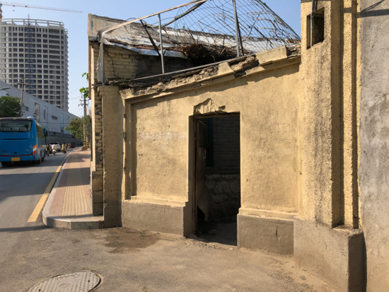 啄木鸟在行动：茂陵山路西侧一院内施工区域有大片裸土