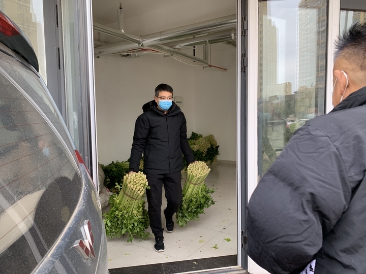 寒冬里的爱心“蔬”送