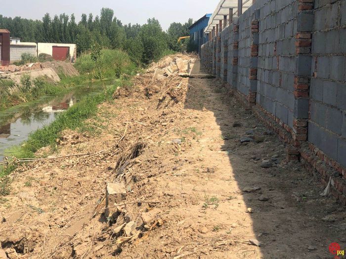 【啄木鸟行动】槐荫区盛鹏数控机械公司附近大片渣土垃圾裸露