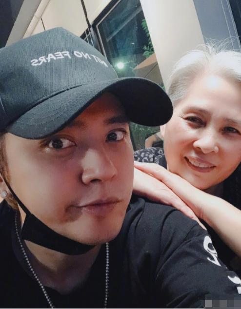 罗志祥分手后母子首同框|罗志祥分手后母子首同框 罗妈打乒乓球精气神足