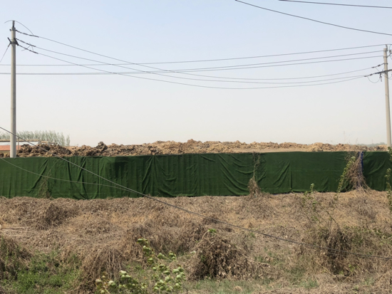 【啄木鸟在行动】围挡“藏”不住！章丘区白云湖桥路边渣土成山 未覆盖