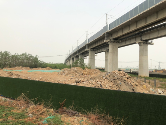 【啄木鸟在行动】102省道在建高铁沿线渣土裸露  带来扬尘隐患