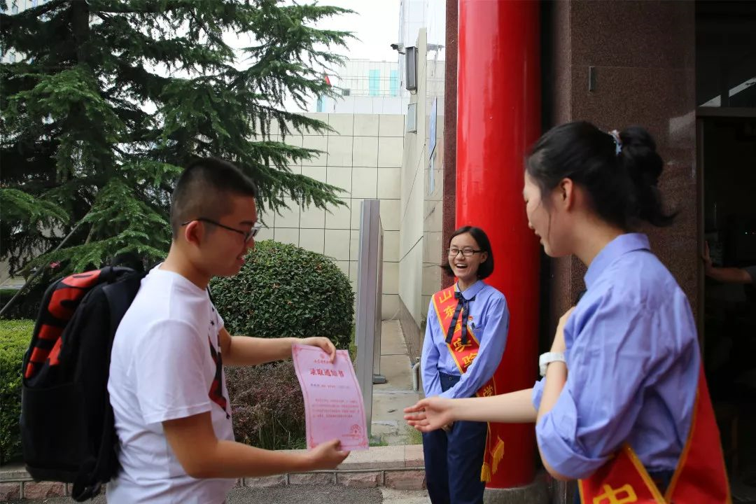 抢先看！山东多地中小学新生陆续报到 记者探营新生报到现场