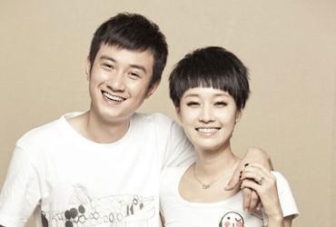 马伊琍街头现身一言不发，携助理路边吃小店太节俭