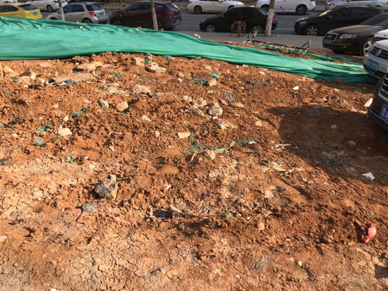 【啄木鸟在行动】历城区华盛路凤凰国际小区门口有渣土覆盖不全