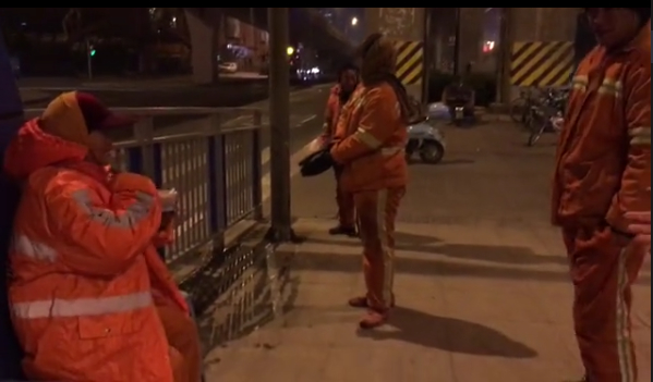 暖心！凌晨3点她们为环卫工人熬好了腊八粥
