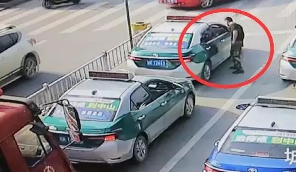 的哥以闯红灯会被罚为由拒为消防车让路，被罚200元记3分