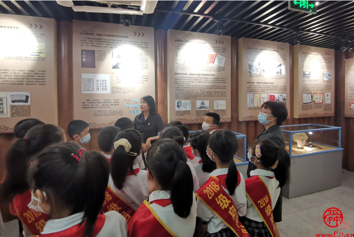 济南西客站法庭绘就京沪高铁新“枫”景“